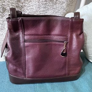 Carriage‎ house genuine leather burgundy purse, lots of pockets